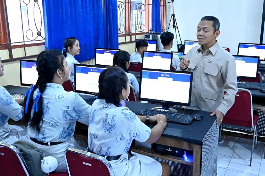Wamendikdasmen Fajar Riza Tinjau Kesiapan TKA di Karangasem dan Tekankan Siswa Tidak Perlu Tertekan