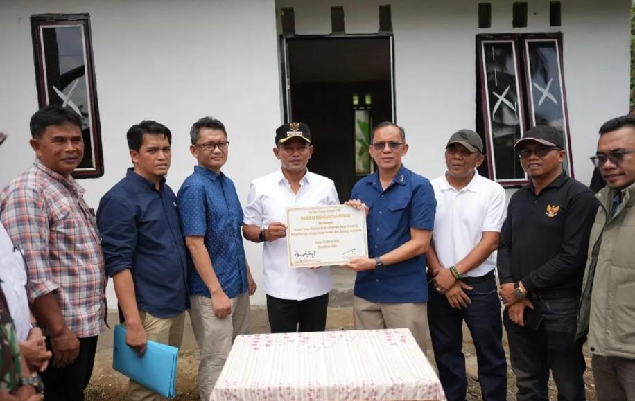 Bupati Solok Serahkan Enam Hunian Tetap bagi Korban Bencana di Nagari Selayo