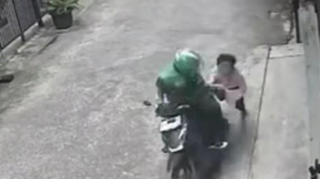 Polisi Kejar Pelaku Jambret Kalung Lansia di Jelambar Jakarta Barat yang Viral di Media Sosial