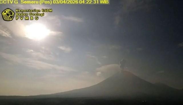Gunung Semeru Empat Kali Erupsi, Letusan Capai 1.200 Meter pada Jumat Pagi
