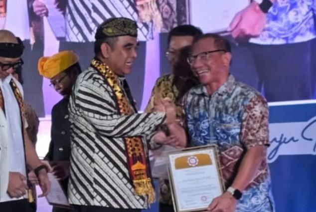 KMHDI Anugerahkan Gede Narayana sebagai Tokoh Hindu Nasional Inspiratif di Kongres XIV