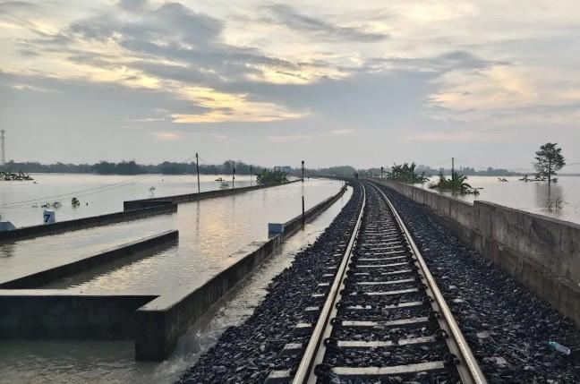 Banjir Rendam Rel di Grobogan, Perjalanan Kereta Api Jalur Utara Terganggu