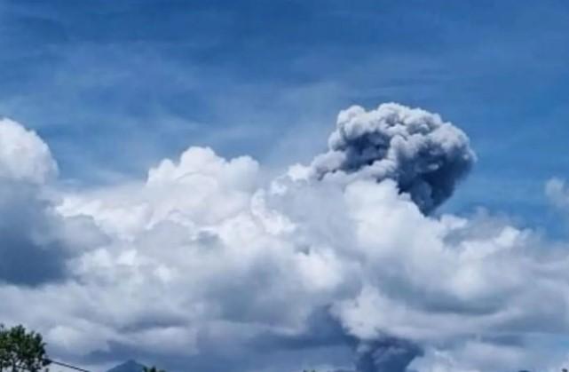 Gunung Dukono Kembali Erupsi dengan Lontaran Abu Vulkanik Capai 1.400 Meter di Halmahera Utara