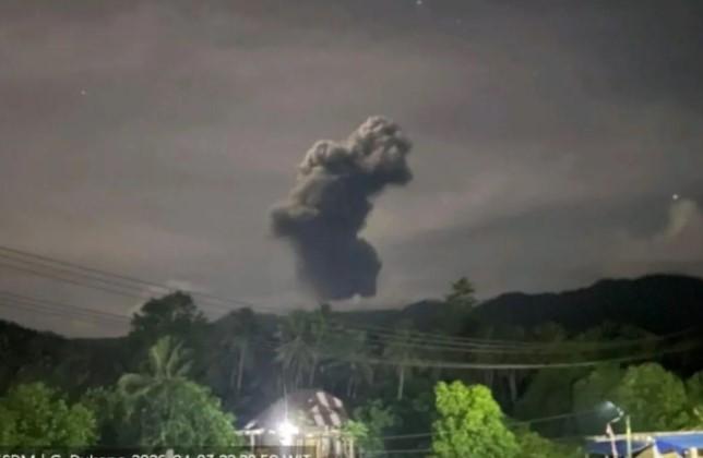 Gunung Dukono Terus Erupsi, Abu Vulkanik Capai 3.000 Meter di Maluku Utara