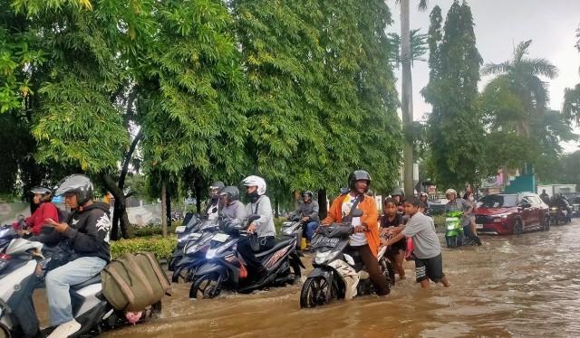 Banjir Rendam 12 RT dan Empat Ruas Jalan di Jakarta Barat Akibat Hujan Lebat