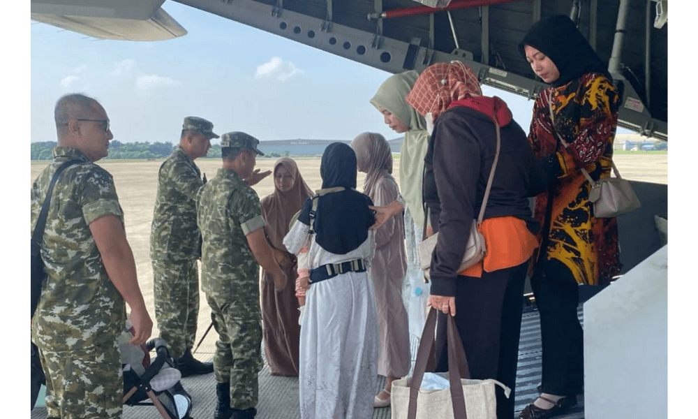 Pangdam IX/Udayana Serahkan Rumah untuk Keluarga Prajurit Gugur di Lebanon, TNI Beri Penghormatan Militer