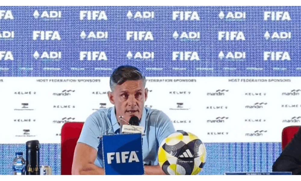 John Herdman Main Bola di Pantai Lombok, Momen Santai Pelatih Timnas Indonesia Jadi Sorotan