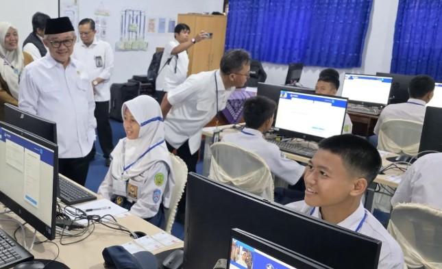 Mendikdasmen Abdul Mu'ti Beri Strategi Kerjakan Soal TKA SMP Saat Tinjau Hari Pertama Pelaksanaan