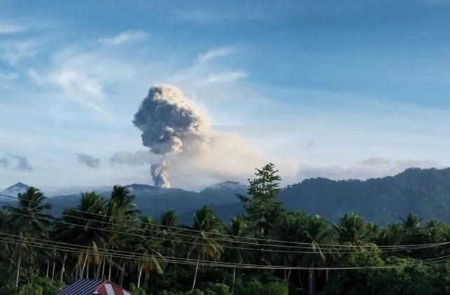 Gunung Dukono Meletus 76 Kali Sehari, Warga Diminta Waspada dan Gunakan Masker