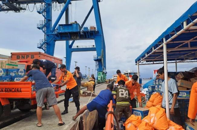 Kapal Pandudewanata Salurkan Bantuan Logistik ke Pulau Batang Dua Pasca Gempa