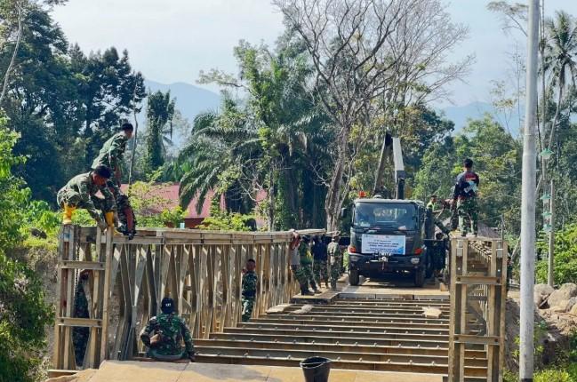 TNI AD Rampungkan Pembangunan Jembatan di Lokasi Banjir Sumbar untuk Pulihkan Akses Warga
