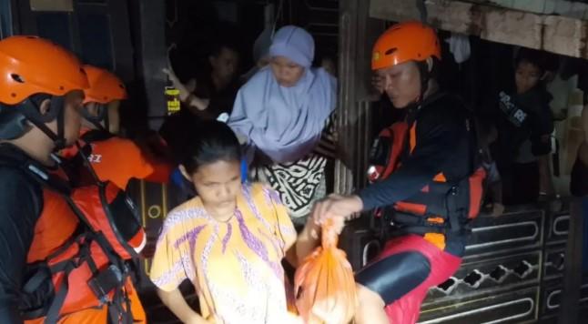 Tim SAR Evakuasi 100 Warga Terdampak Banjir di Manokwari Papua Barat