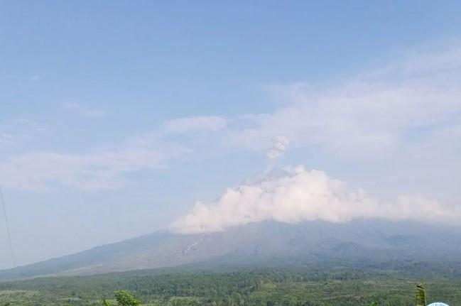 Gunung Semeru Erupsi Lagi Pagi Ini, Kolom Abu Capai 1.000 Meter di Atas Puncak