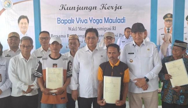 Wamentrans Serahkan 109 SHM dan Tegaskan Paradigma Baru Transmigrasi