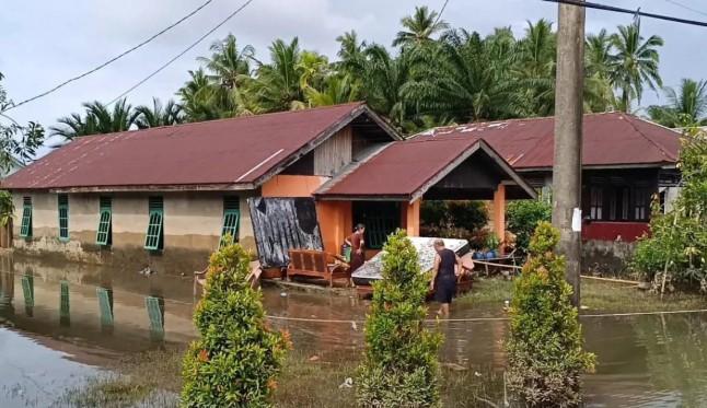 Pemkot Bengkulu Salurkan Ribuan Nasi Bungkus untuk Warga Terdampak Banjir di Sejumlah Wilayah