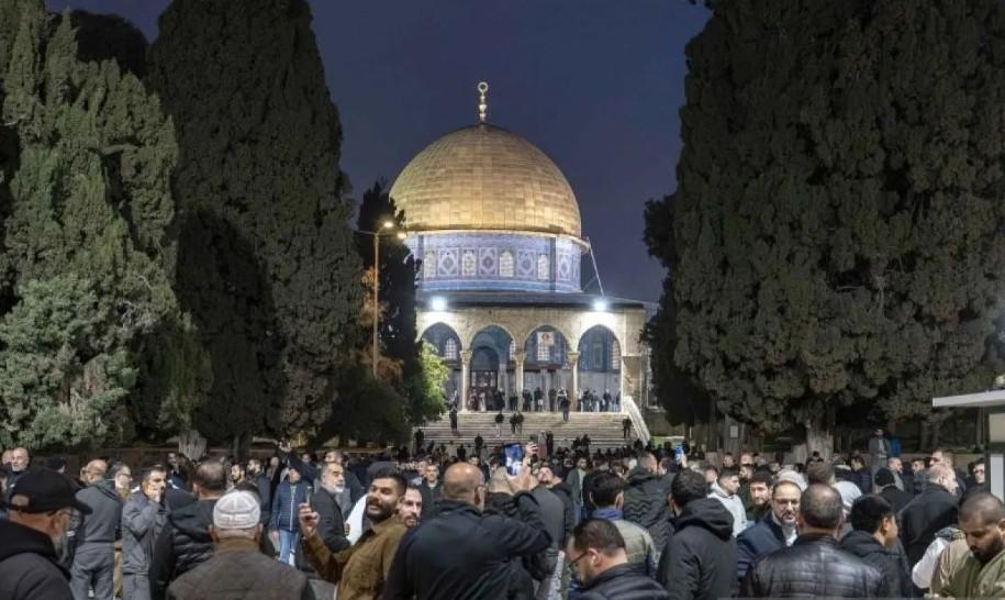 Masjid Al-Aqsa Dibuka Kembali Usai 40 Hari Penutupan, Ratusan Jemaah Palestina Salat Subuh Perdana dengan Haru