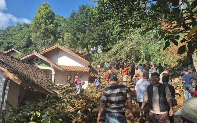 Tim SAR Lanjutkan Pencarian Korban Longsor di Sumedang dengan Peralatan Manual