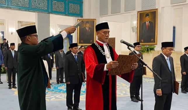 Prabowo Saksikan Pengucapan Sumpah Liliek Prisbawono sebagai Hakim MK di Istana Negara