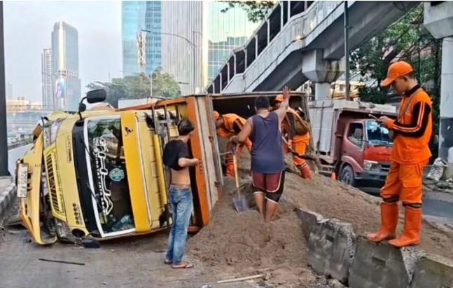 Sopir Mengantuk Picu Truk Terguling di Gatot Subroto Jaksel, Polisi Ungkap Kronologi