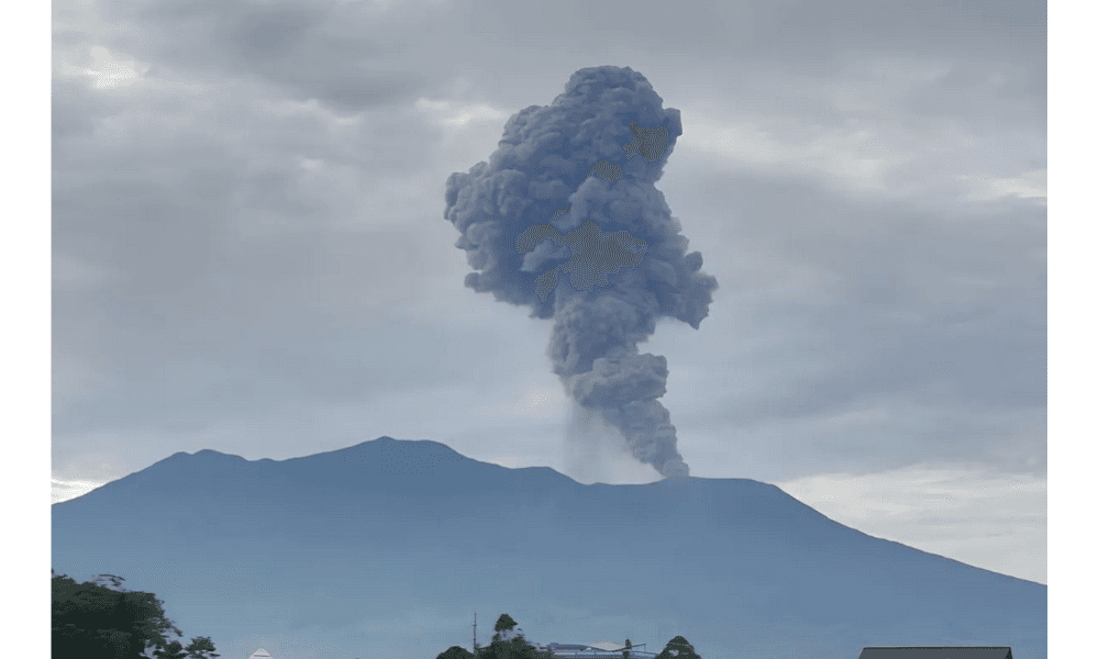 Gunung Marapi Erupsi, Kolom Abu Capai 500 Meter