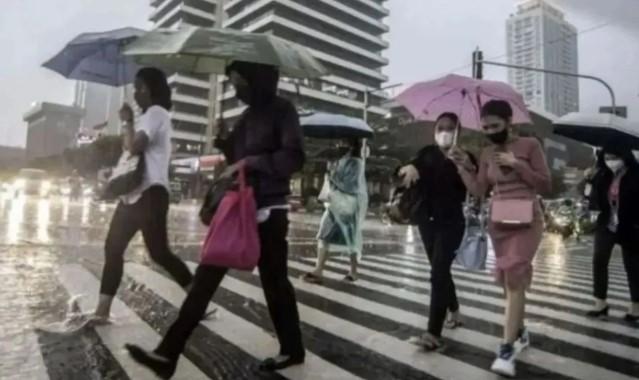 BMKG : Sebagian Besar Wilayah Indonesia Diguyur Hujan Ringan pada Senin