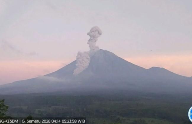 Gunung Semeru Erupsi Disertai Awan Panas Guguran Sejauh 3 Km, Status Masih Siaga