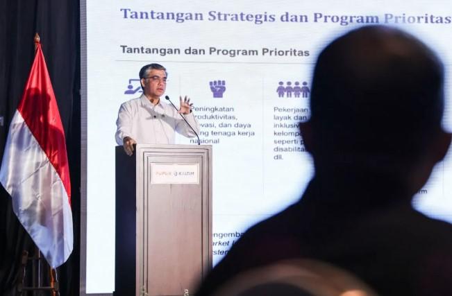 Menaker Yassierli Ajak Pekerja Siap Hadapi Era AI demi Tingkatkan Daya Saing