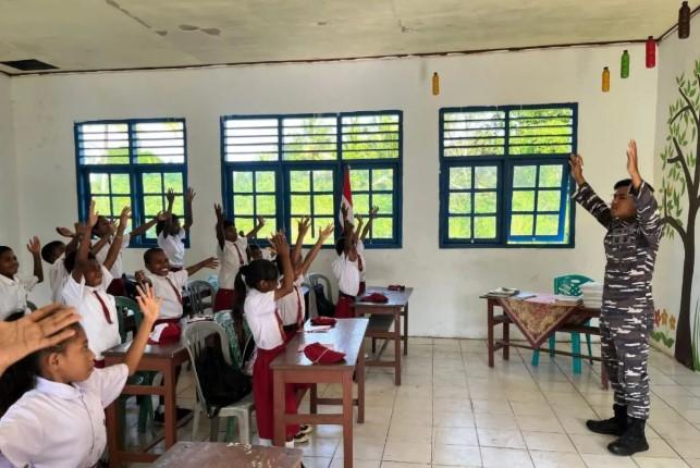 Prajurit TNI AL Jadi Guru, Hidupkan Kembali Aktivitas Belajar di SD Marfenfen Kepulauan Aru