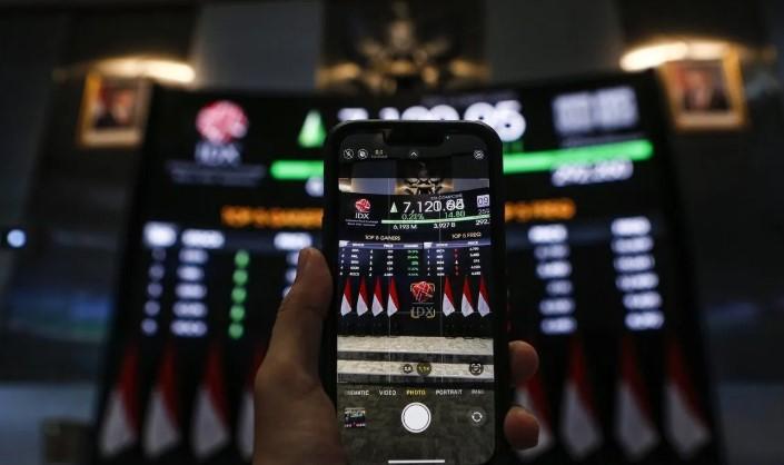 IHSG Dibuka Menguat 24,43 Poin ke Level 7.645,81 pada Perdagangan Jumat Pagi