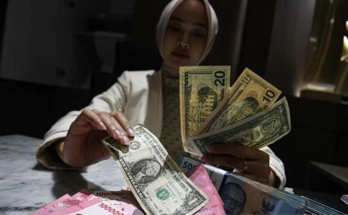 Rupiah Melemah Tipis ke Rp17.157 per Dolar AS pada Jumat Pagi