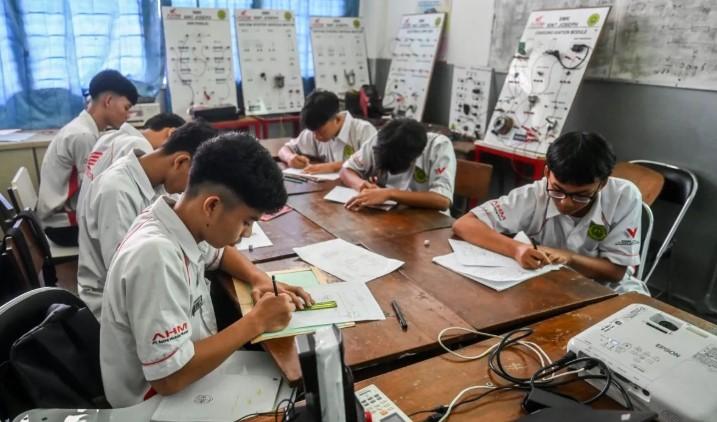 BBM Subsidi Dipastikan Tak Naik hingga Akhir 2026, Program 103 Sekolah Gratis di Jakarta Jadi Sorotan