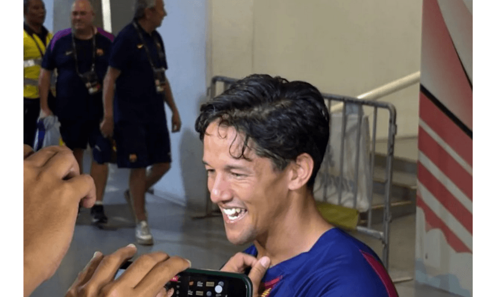 Irfan Bachdim Tukar Jersey dengan Rivaldo di Clash of Legends GBK