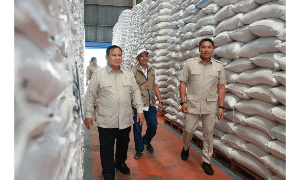 Prabowo Sidak Gudang Bulog di Magelang, Pastikan Stok Beras Aman