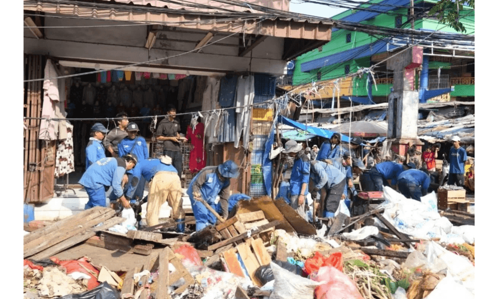 Petugas Gabungan Jakbar Bersihkan Saluran Jembatan Lima untuk Cegah Banjir
