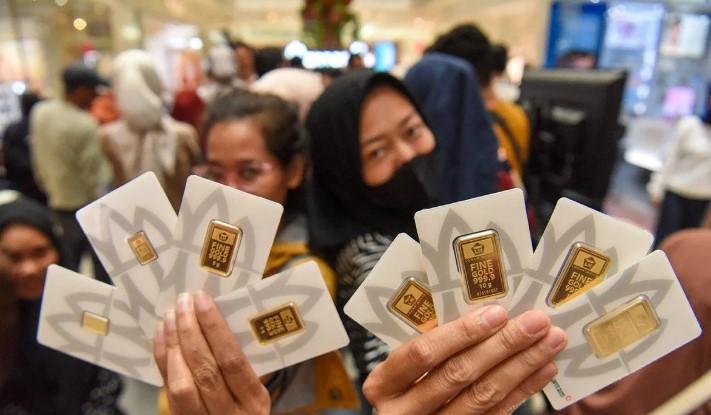 Harga Emas Antam Anjlok Rp44.000 per Gram pada Senin Pagi, Buyback Ikut Turun
