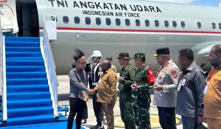 Wapres Gibran Kenakan Atribut Papua Saat Awali Kunjungan Kerja di Nabire Papua Tengah