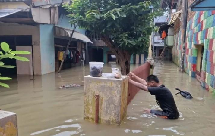 Banjir Rendam 20 RT di Jakarta Timur, Ketinggian Air Capai 180 Sentimeter