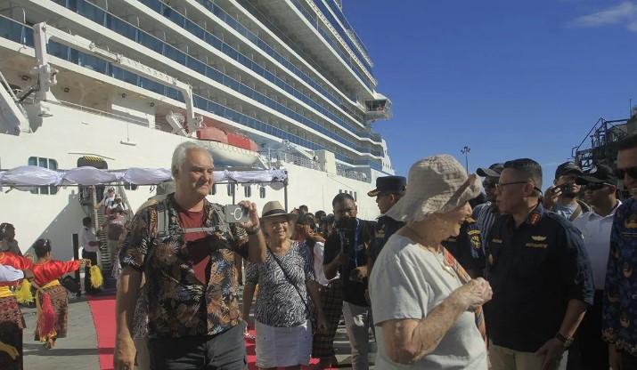 Kapal Pesiar Oceania Vista Bawa 400 Wisman Jelajahi Destinasi Wisata Kupang dan Sekitarnya