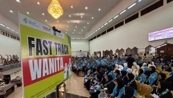 Jamaah Haji Kloter Pertama Jalani Pemeriksaan Ketat di Asrama Pondok Gede Sebelum Berangkat