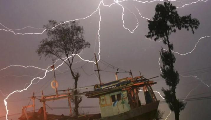 BMKG Prediksi Hujan Petir Guyur Sejumlah Kota Besar, Warga Diminta Waspada Cuaca Ekstrem