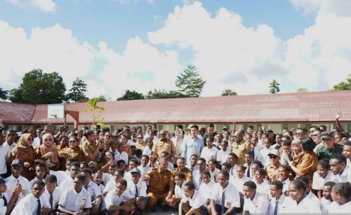 Kunjungi Sentra Pendidikan Timika, Wapres Gibran Disambut Meriah dan Sekolah Harap Bantuan Renovasi