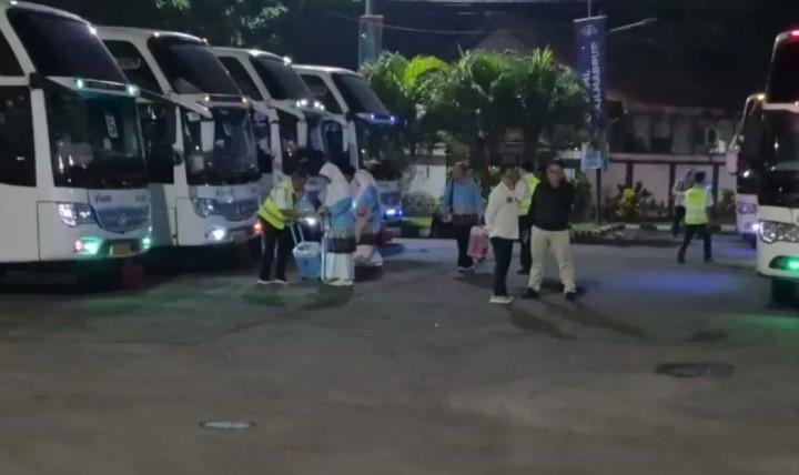 Sebanyak 445 Calon Haji Kloter Pertama Embarkasi Bekasi Resmi Berangkat ke Tanah Suci