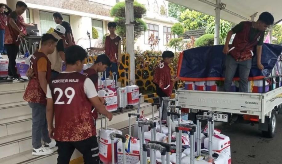 Pemberangkatan Dua Kloter Calon Haji dari Makassar ke Arab Saudi Diwarnai Penundaan Jadwal dan Kendala Kesehatan