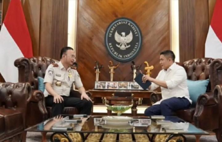 Seskab Teddy Bahas Peningkatan Layanan Imigrasi, Fokus Kemudahan Haji hingga Perbatasan