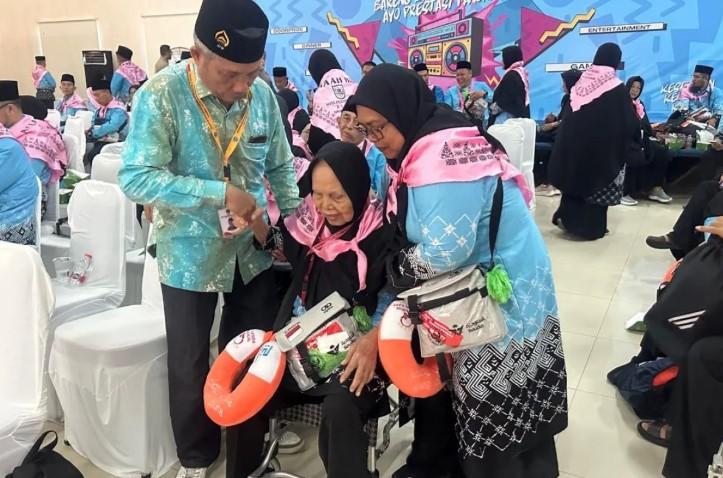 424 Calon Haji Pekanbaru Berangkat ke Tanah Suci via Batam sebagai Kloter Perdana Riau