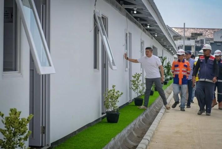 Seskab Teddy dan Dirut KAI Tinjau Pembangunan Hunian Layak bagi Warga Pinggir Rel di Pasar Senen