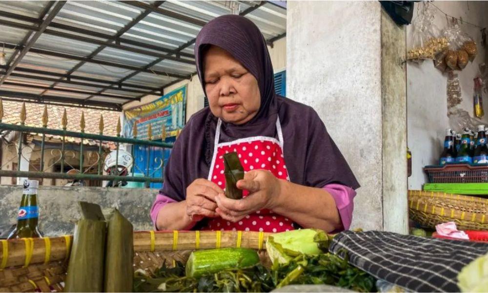 Perjuangan Dua Pedagang Rujak Asal Cirebon Berbuah Manis, Berangkat Haji Setelah Puluhan Tahun Menabung