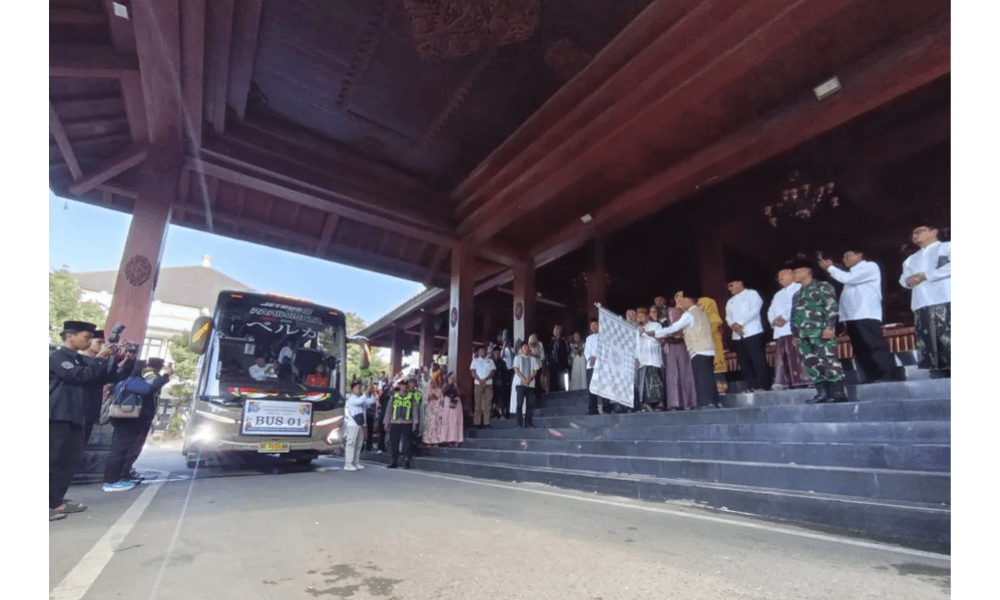 Ratusan Calon Haji Ponorogo Diberangkatkan ke Asrama Haji Sukolilo dalam Dua Kloter