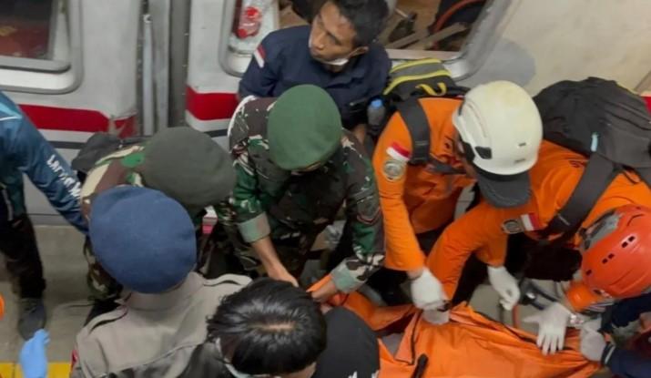 Tim SAR Kejar Waktu Evakuasi Korban Kecelakaan Kereta di Bekasi Timur