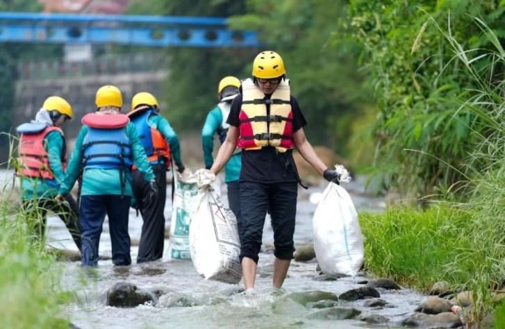 PLN EPI Angkat 670 Kg Sampah dan Tebar 5.000 Bibit Ikan di Sungai Ciliwung Saat Peringati Hari Bumi 2026